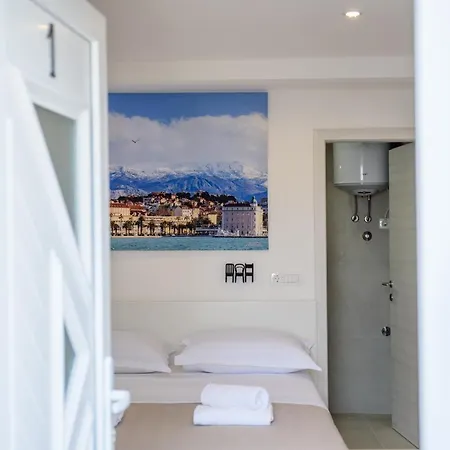 Varos Serenity 1 * Split